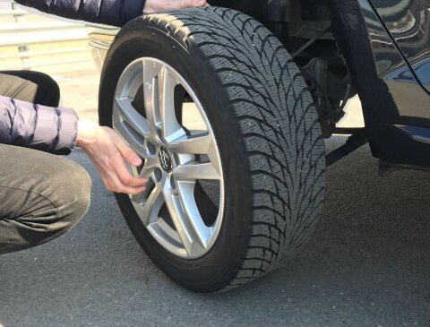 Hjul som tas av bil ifb med dekkskift